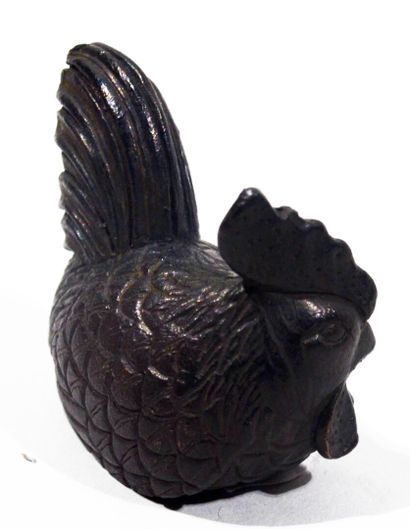 null OKIMONO en bronze à patine brune sculpté d'un coq allongé.

Japon, fin du XIXème...