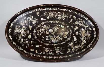 null Large black lacquered wooden tray decorated with mother-of-pearl inlays with...