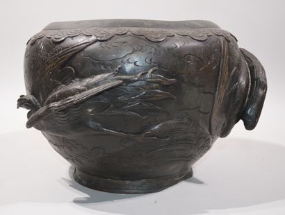 null JAPAN - MEIJI Period (1868 - 1912)

Bronze CACHE POT in brown patina with decoration...