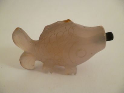 null Snuffbox in the shape of a well carved fish in beige agate China T'sing per...
