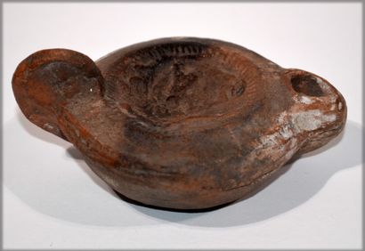 null OIL LAMP in terracotta.

Roman work.

(Crack in the beak)

4.5 x 11 cm.