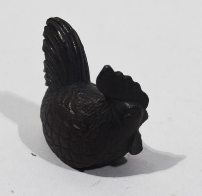null OKIMONO en bronze à patine brune sculpté d'un coq allongé.

Japon, fin du XIXème...