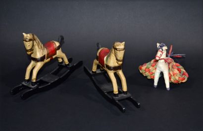 null Deux chevaux à bascule en bois sculpté et peint

On y joint un cheval en paillé...
