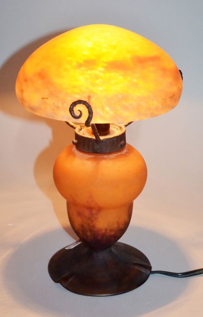 null DEGUÉ

Lampe champignon en pâte de verre à décor marmoréen orangé et violet....