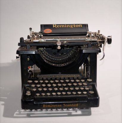 null REMINGTON STANDARD Machine à écrire en métal laqué noir

Numéro de série : ...