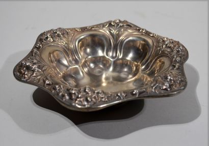 null Silver bowl decorated in light relief with embossed flowers - Art Nouveau period,...