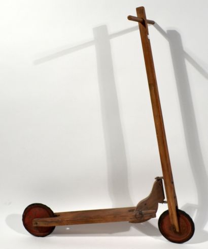 null TROTTINETTE in wood and painted metal. 

(Wear and tear)