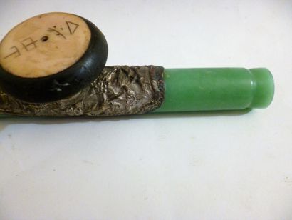 null Pipe à opium en jade céladon avec brûlot décoré de caractères et embout en métal,...