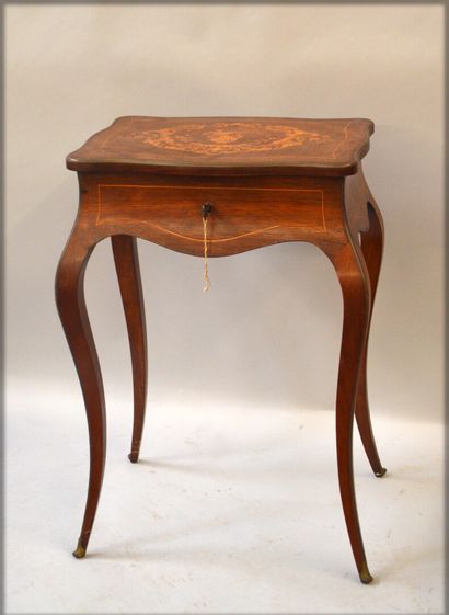 null Worker in rosewood and light wood fillets, the tray is decorated with inlaid...