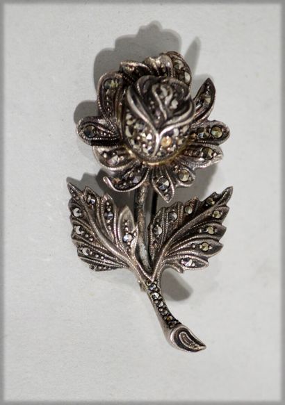 null Silver rose-shaped brooch set with small pyrites.

Height: 4, cm

Gross weight:...