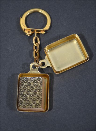 null AIR AFRICA

Keychain in chiselled gold metal containing a small pocket Koran...