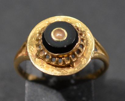 null RING in 18K (750/1000e) yellow gold set with a black onyx plate centered with...