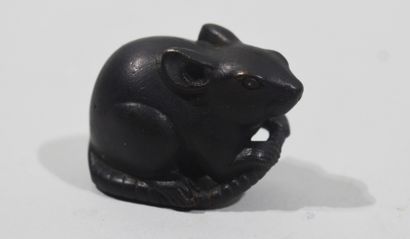 null Bronze OKIMONO with brown patina carved of a rat holding its tail in the legs,...