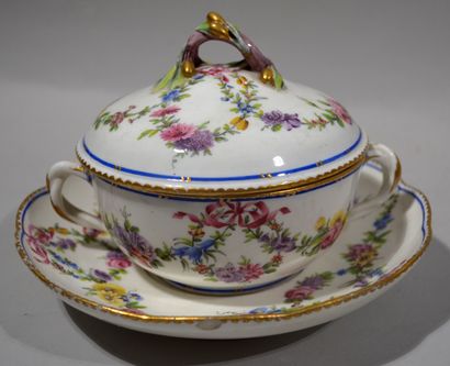 null SEVRES

Covered round bouillon and its tray, with polychrome decoration of garlands...