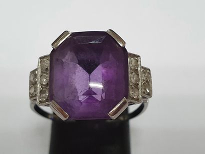 null Platinum ring surmounted by an emerald cut amethyst with 10 small brilliant-cut...