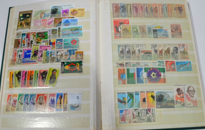 null Lot de 4 classeurs de timbres francais oblitéres et 1 classeur des colonies...