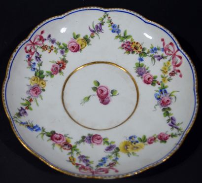 null SEVRES

Covered round bouillon and its tray, with polychrome decoration of garlands...