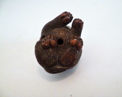 null Beau Netsuke bien patiné en buis, d'un amusant chiot assis aux yeux incrustés...