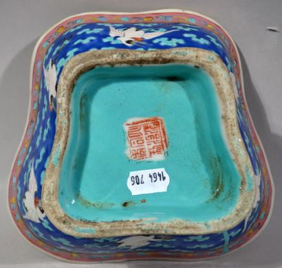 null CHINE, XIXème siècle

Bol sur talon en porcelaine émaillée de forme chantournée...