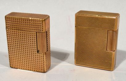 null DUPONT 

Reunion of two lady's lighters in gilded metal with chiselled and guilloché...