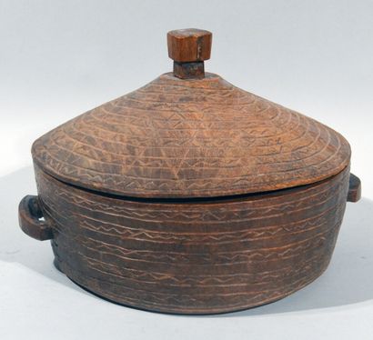null AFRICA, 20th century

Covered circular box in carved wood.

Diameter : 25,5...