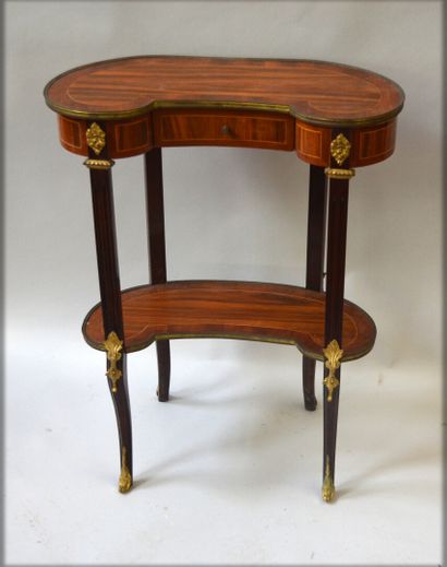 null Kidney-shaped coffee table inlaid with rosewood and amaranth It opens with a...