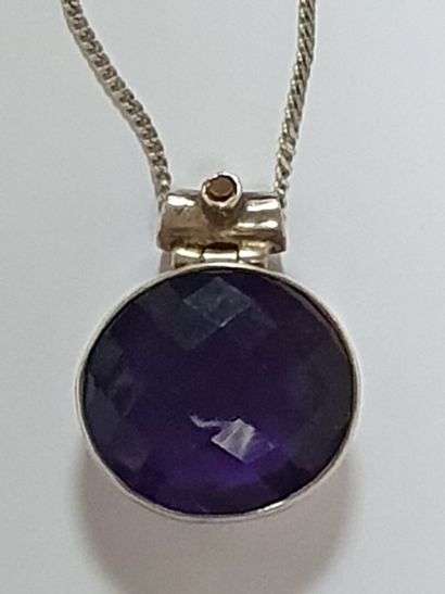 null 925/00 silver pendant set with a large amethyst cabochon held by a barrel-shaped...