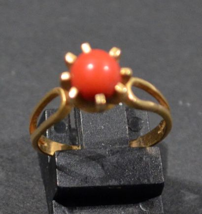null RING in 18K (750/1000e) yellow gold set with a red coral pearl in claw sett...