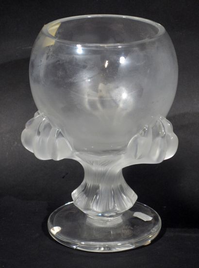 null LALIQUE, France. 

Cup on crystal pedestal, foot with three frosted crystal...