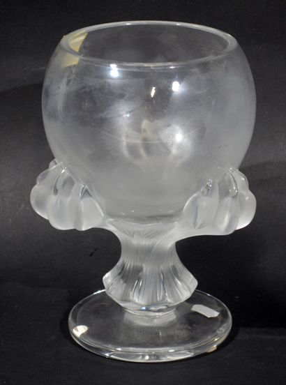 null LALIQUE, France. 

Coupe sur piédouche en cristal, pied à trois griffes en cristal...