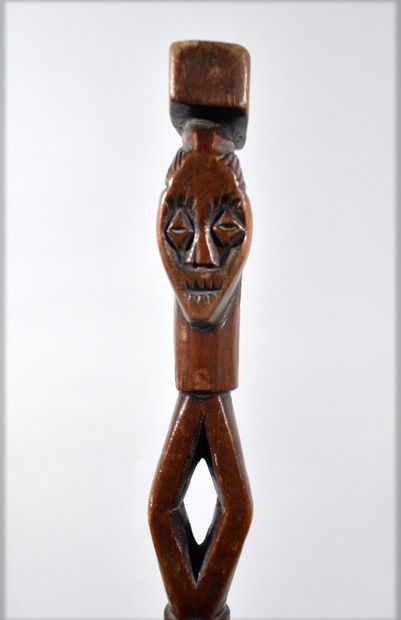 null Carved wooden cane with a pommel representing a head.

African work of the 20th...