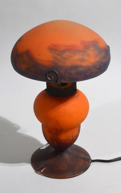 null DEGUÉ

Lampe champignon en pâte de verre à décor marmoréen orangé et violet....
