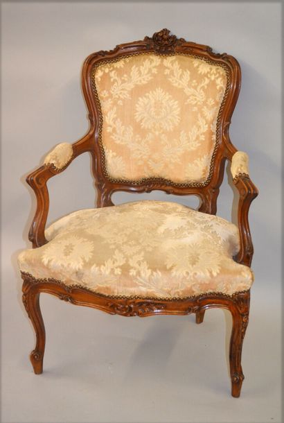 null Moulded and carved natural wood armchair with shells and acanthus leaves decoration...