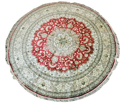 null IRAN, Ghoum

Round hand-knotted silk carpet with floral decoration in a red...