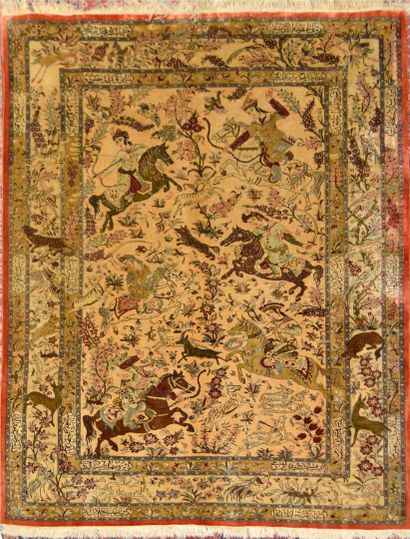 null IRAN, Ghoum

TAPIS galerie en soie nouée à la main à décor de scènes de chasse...