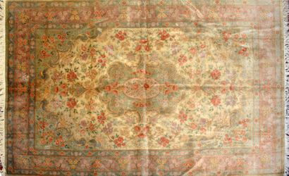 null IRAN, Ghoum

Hand-knotted silk carpet with floral decoration of roses in an...