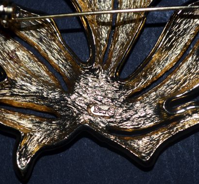 null CHRISTIAN DIOR

Broche en métal doré à forme de feuille. Signée au dos.

4,5...