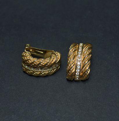 null CHRISTIAN DIOR

Gold-plated metal ear clips with twisted decoration and line...