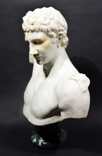 null D'après PRAXITÈLE

"Buste d'Hermès d'Olympie"

Marbre sculpté reposant sur une...