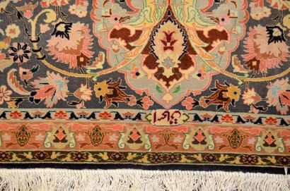 null IRAN

Hand-knotted woolen TENTURE decorated with Christ gathering his sheep...