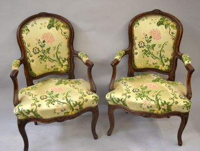 null Pair of moulded and carved oak armchairs with flowers decoration

Louis XV period

Height...