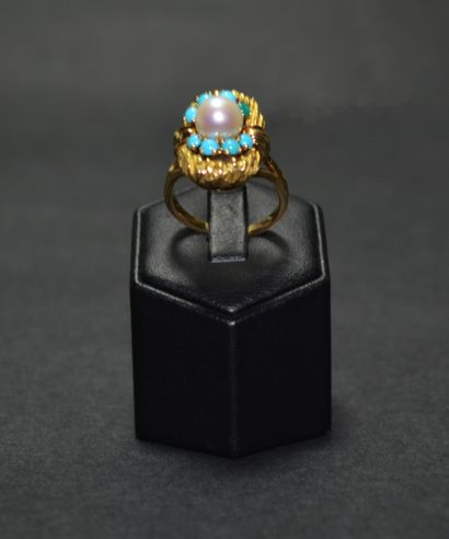 null RING in 18 K yellow gold (750/oo) surmounted by a fancy cultured stone in a...