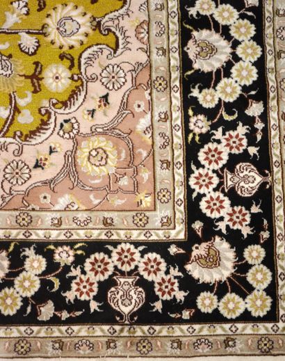 null IRAN, Ghoum

TAPIS en soie nouée à la main à décor fleuri dans une réserve ovale...