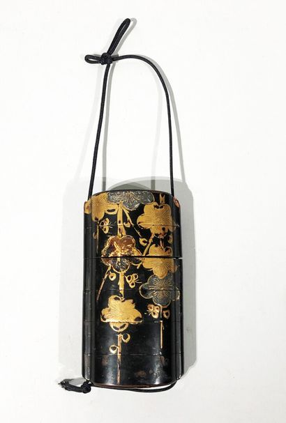 null INRO à cinq cases en laque ro-iro décoré en laque or hiramakie, grise et marron...