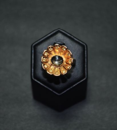 null FLOWER RING in 18 K yellow gold (750/oo) centered with a cabochon of Tiger's...