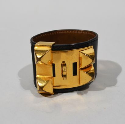 null HERMES Paris made in France

Cuff bracelet "Collier de Chien" in black calfskin,...