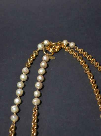 null CHANEL

Sautoir double rang de chaîne en métal doré, entrecoupées de perles...