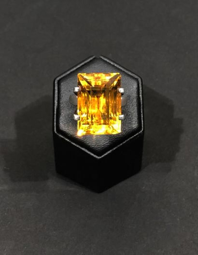 null Silver ring topped by a large rectangular citrine (SRI LANKA origin) grading...