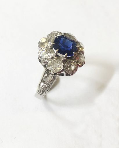 null POMPADOUR RING in 18K white gold (750/1000th) set with a central oval sapphire...