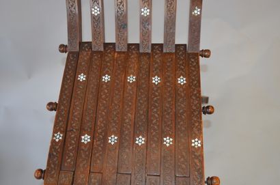 null PAIRE DE CHAISES plaintes en bois incrusté de nacre, à décor géométriques et...